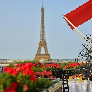מלון Plaza Athenee - Dorchester Collection